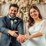 Glückliches Paar mit Eheringen und Hochzeitsdekoration.